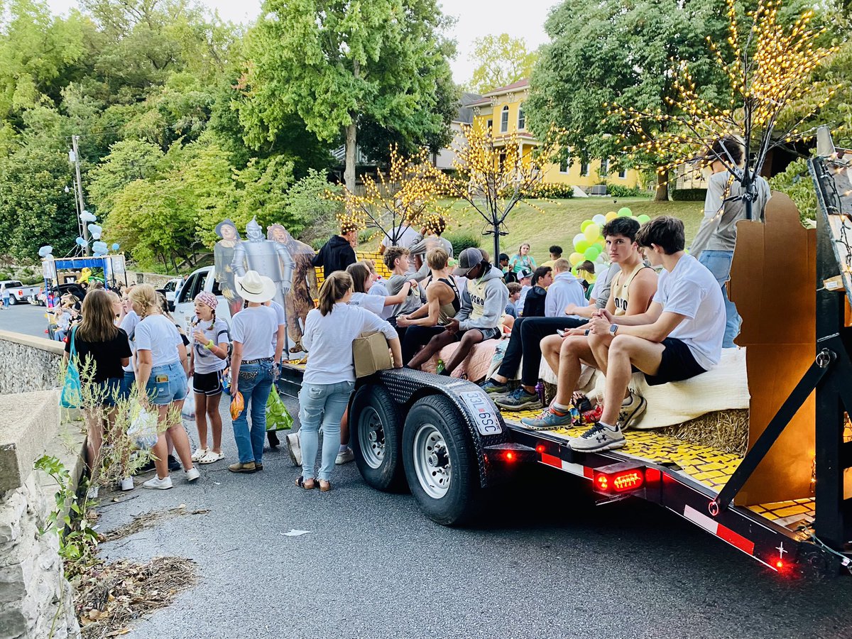 Neosho XC homecoming parade 2022!! 
HUGE thank you to our parents who put together an AMAZING float and fun night for our team! We appreciate you!