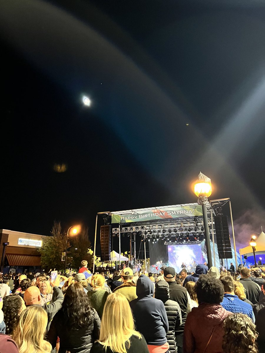 jfinleyk's tweet photo. Literally @train performing Drops of Jupiter under the planet Jupiter above the Moon https://t.co/Lu0oya7Eg0
