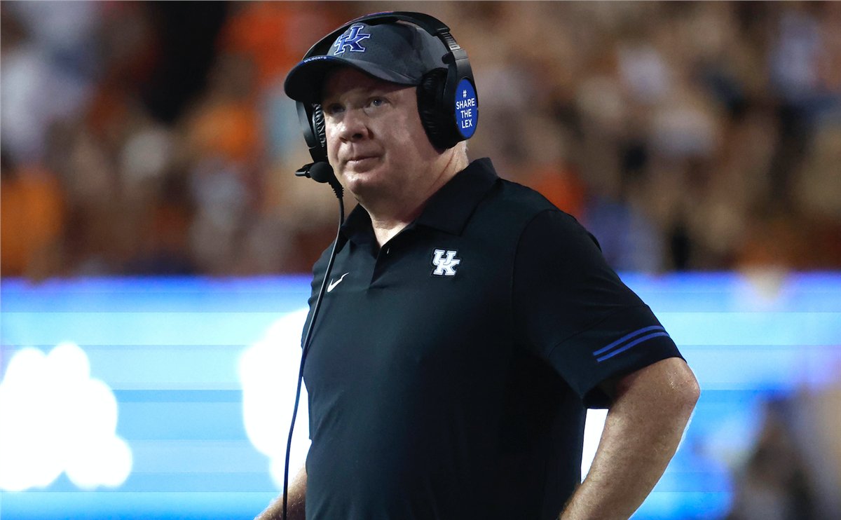 BCrawford247's tweet photo. "It’s easy to change a climate. You can change a uniform, talk a little game, dance around, put on some stupid sunglasses. But to change a culture is at the core and I’m quite certain that we’ve changed our culture.”

Mark Stoops in August ... Re: #Gamecocks https://t.co/3Z3zgDEkBy