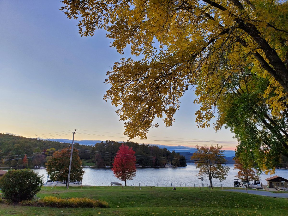 DunhamsBay's tweet photo. There's a definite October vibe in Lake George this weekend!

#octobervibes #october #fall #nylovesfall #iloveny #ispyny #roamtheempire #upstateny #upstatenewyork #adk #adirondacks #adklife #warrencounty #warrencountyny #lakegeorge #lakegeorge365 #lakelife #mylgarea https://t.co/b3gqPJRkoE