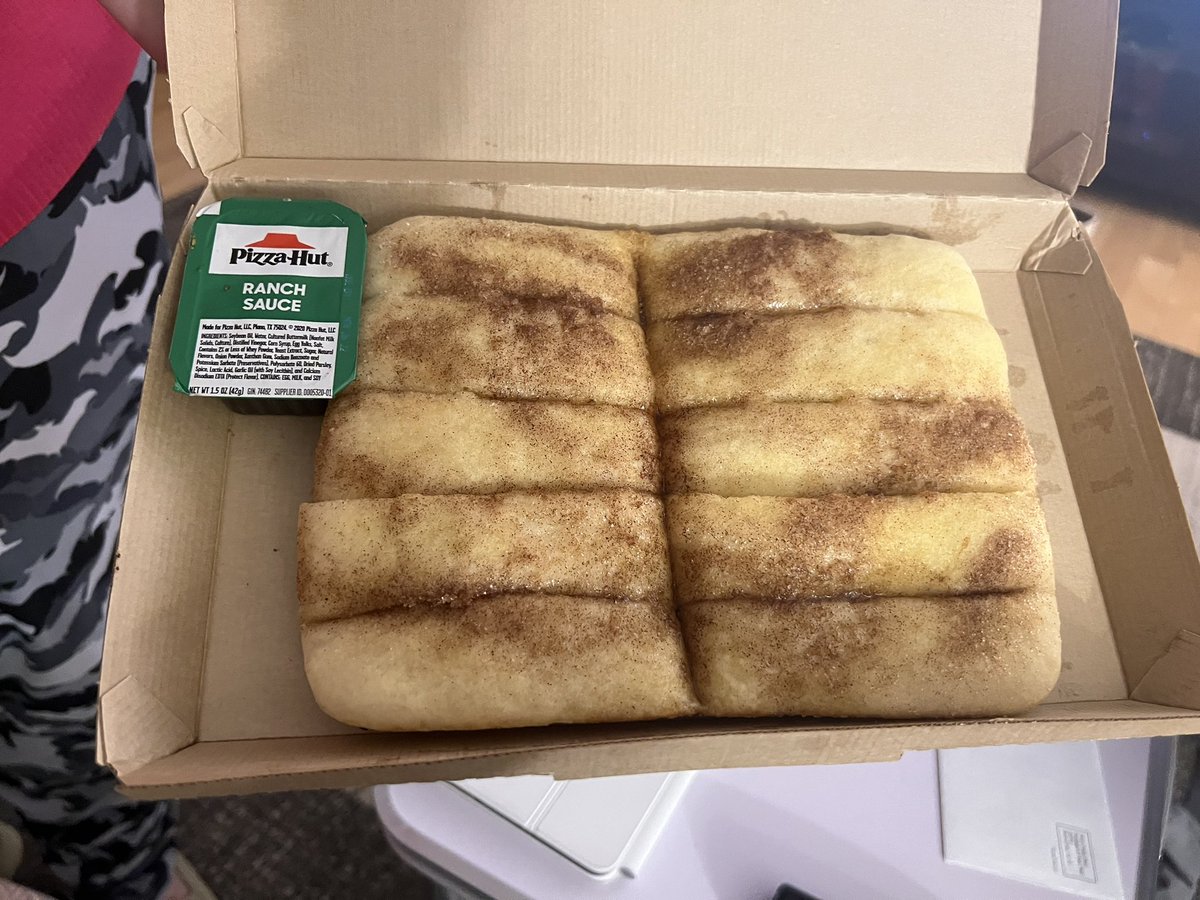 javasphinx's tweet photo. @pizzahut I have a question about your choice in sauces for my cinnasticks https://t.co/r7KzD5XdMK