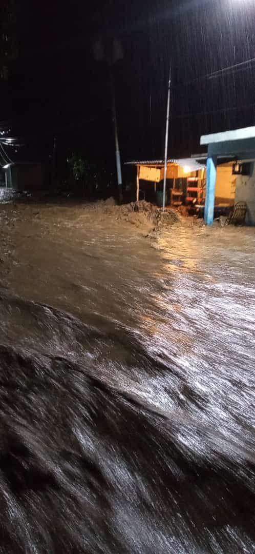 #8Oct | Sistema Nacional de Gestión de Riesgo se encuentra desplegado en Tejerías, Mcpio. Santos Michelena del Edo. Aragua, debido al desbordamiento de la Quebrada Los Patos. Hasta el momento se reporta dos personas fallecida y una desaparecida. 
<a href="/CeballosIchaso1/">@FuerzaDinamica Remigio Ceballos Ichaso</a>