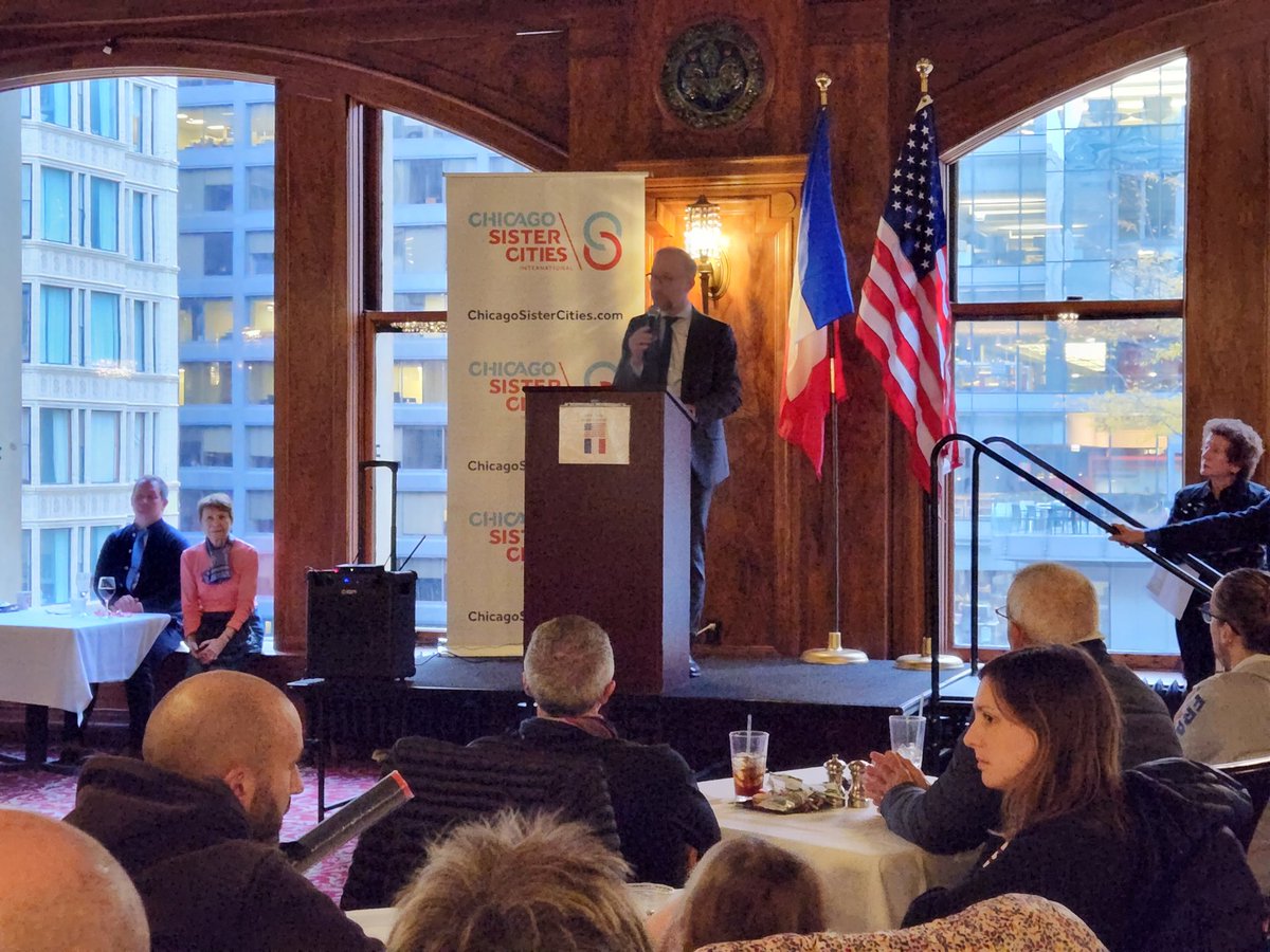FranceinChicago's tweet photo. After 2 years of absence the French runners are back in force to Chicago for the 44th @ChiMarathon. 907 registered under the 🇫🇷 flag, a record! Glad to welcome them w/ Paris Chicago #SisterCities at the Chestnut Room for an evening of conviviality. A tous, bonne chance dimanche ! https://t.co/XvZTVSZbYo