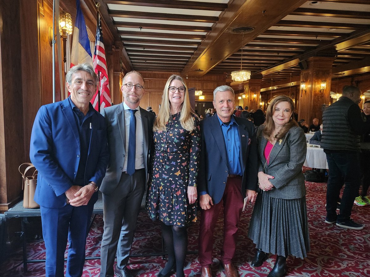 FranceinChicago's tweet photo. After 2 years of absence the French runners are back in force to Chicago for the 44th @ChiMarathon. 907 registered under the 🇫🇷 flag, a record! Glad to welcome them w/ Paris Chicago #SisterCities at the Chestnut Room for an evening of conviviality. A tous, bonne chance dimanche ! https://t.co/XvZTVSZbYo