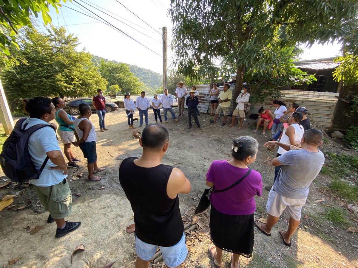 FIBAZI's tweet photo. GESTIONA FIBAZI ANTE LA GOBERNADORA EVELYN SALGADO EL PROGRAMA DE ESCRITURACIÓN A BAJO COSTO
* Este sábado una brigada del Fibazi, presidida por el Dr. Morelos Martínez, visitó la colonia Azteca.
https://t.co/uGLi8QgaTo https://t.co/v3oKoVcMvD