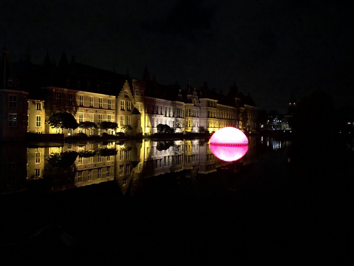 archeoloog's tweet photo. Genoten van de Haagse #Museumnacht. En kennis gemaakt met collega’s van zoonlief op het #Haags Historisch Museum. Kroon op de avond: #Sjaak Bral live! https://t.co/ro1dBNEiWg