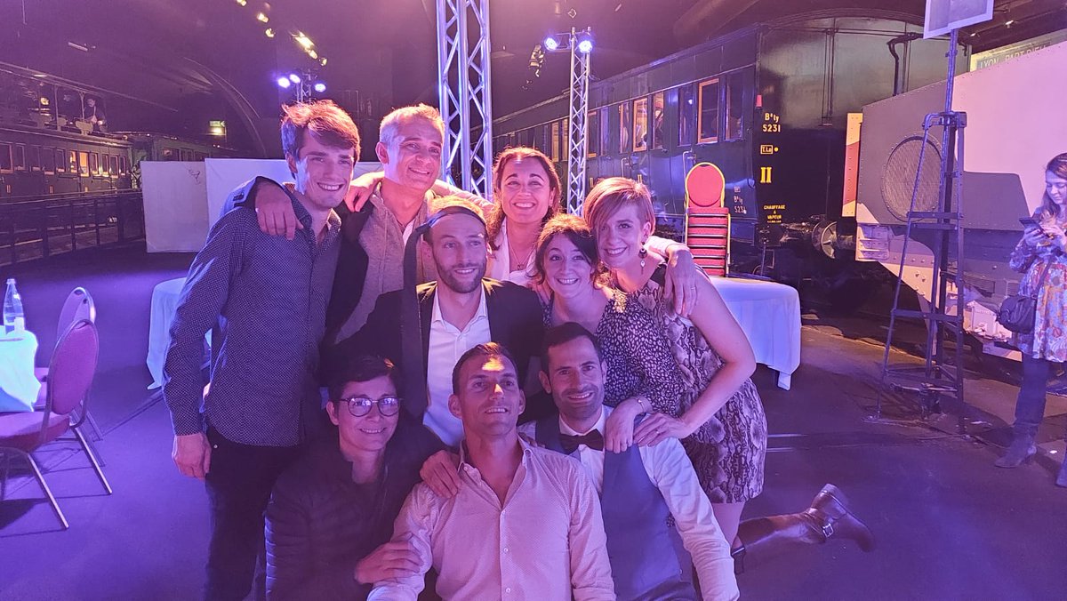 La team GENAC au complet lors du gala à la cité du train de Mulhouse
+ 2 anciens membres du bureau. Une passation de flambeau dans une ambiance et un lieu magnifique !