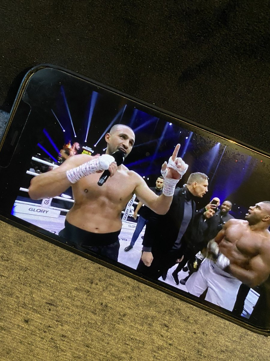 1.2ラウンド優勢で、3ラウンドに逆転されて、
喧嘩の仲裁に入ってマイク持って大会締めて、
引退宣言笑

やっぱりバダハリが1番かっこいい😂👑