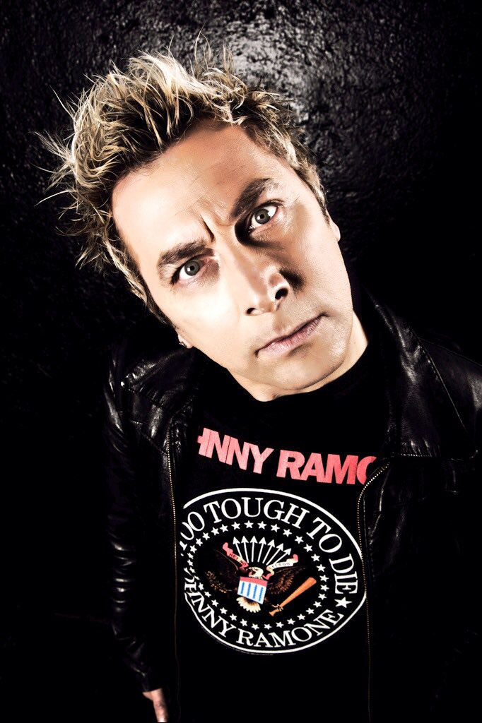 VIRGINRINGO's tweet photo. Ore 24 parte il #Rockparty su @VirginRadioIT per 3 ore di miscela #punk #surf #glam #dark #hard #newwave #indie #oldies Se siete in auto, pub,feste magari alzate il volume.. Buon rock.. #Djringo 🎧 https://t.co/JfiJUmZTID