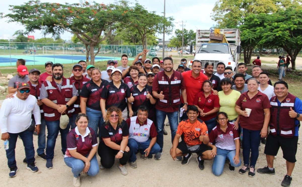 deportes_qroo's tweet photo. ¡HACEN EQUIPO! 🤜🤛
Implementa @imdcancun Brigada de Limpieza en la #SM21
➡️ https://t.co/DzZJBjNiX4
🌐 https://t.co/6oTxtuSEpz
#SomosDeportesQuintanaRoo
#InformandoConPasión https://t.co/AVA5jqEjOs