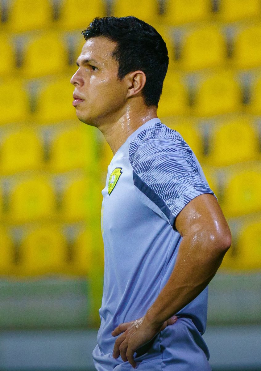 ahmed_a23's tweet image. إلين منك ضحكت يرتاح بالي
وإلى كتمت من همك بكينا
حبيبي لا تخاطبني بغيضك
تبسم والفرح خله يجينا
#Lima10 💛💛