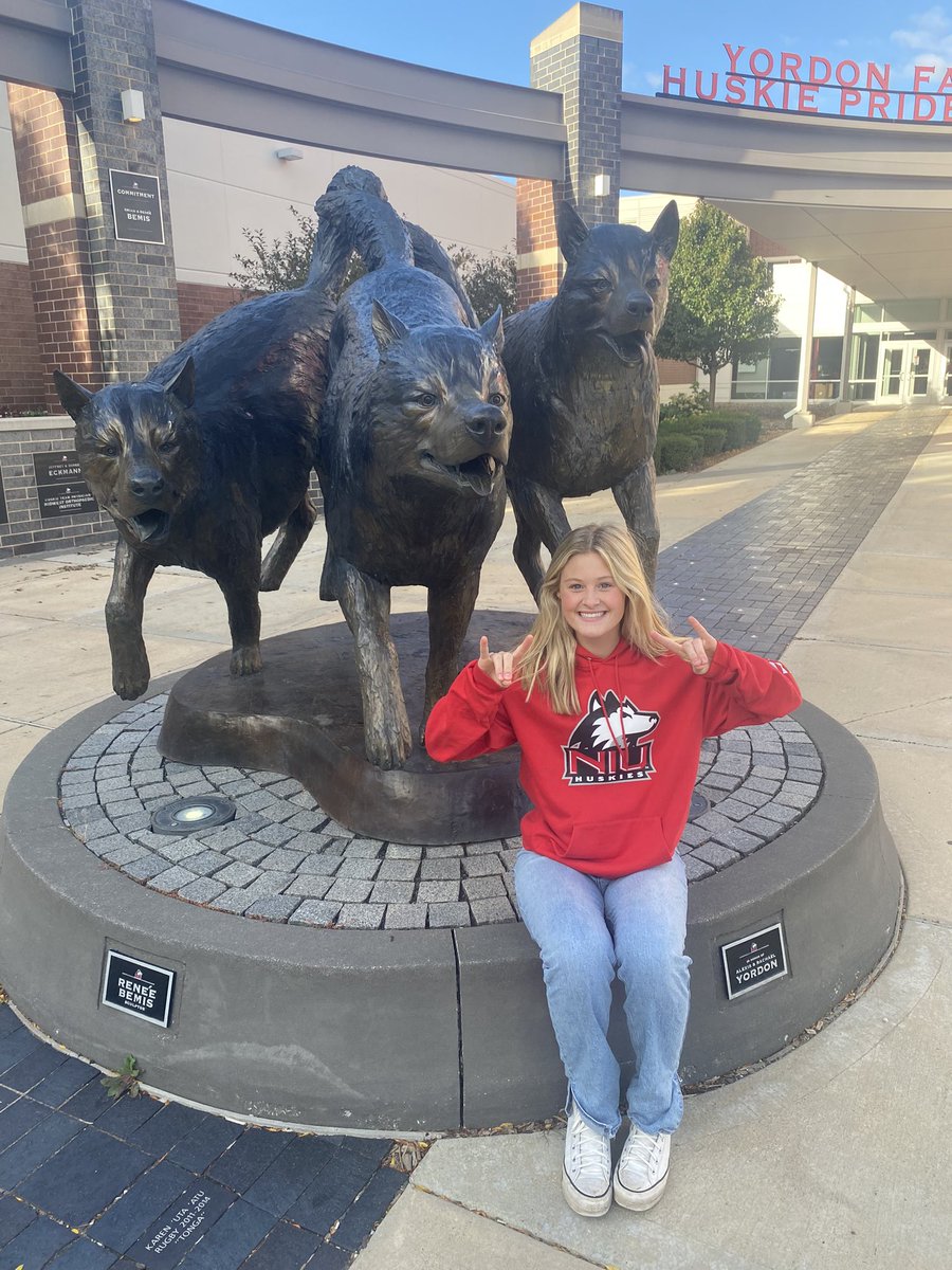 tessmeyer2023's tweet photo. GO HUSKIES🐾@NIUSoftball @sut24 @mickeybell_18 https://t.co/9AFXE2IaDH