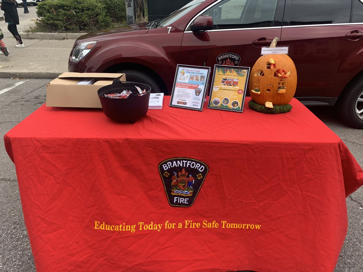 BrantfordFire's tweet photo. Thank-you to all who came out to trick-or-treat at Scare in the Square today! We loved seeing all of your costumes ๐ป
#ScareInTheSquare #Brantford #Community #TrickOrTreat #October #Fall #Event #Educate #EscapePlan #GetLowAndGo https://t.co/HThHVfIlNc
