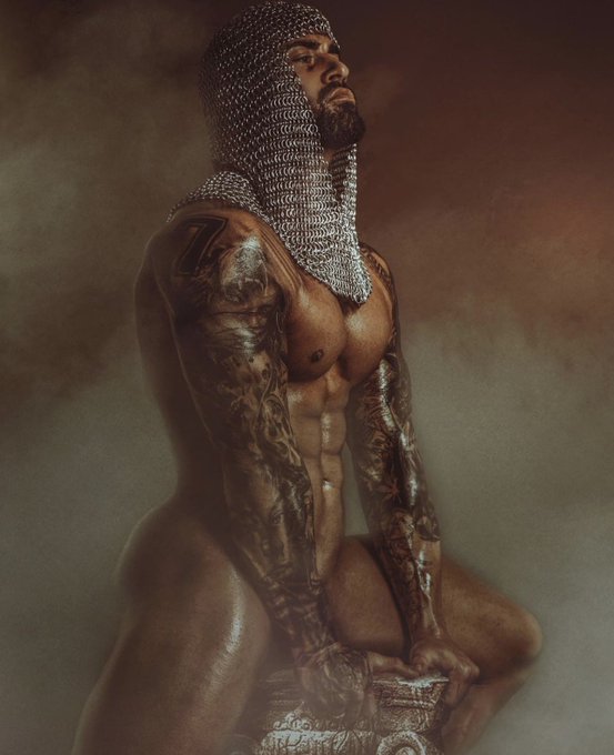 Kneel before me&hellip;  https://t.co/HscRjrbm1v https://t.co/5AtWtXcyAN