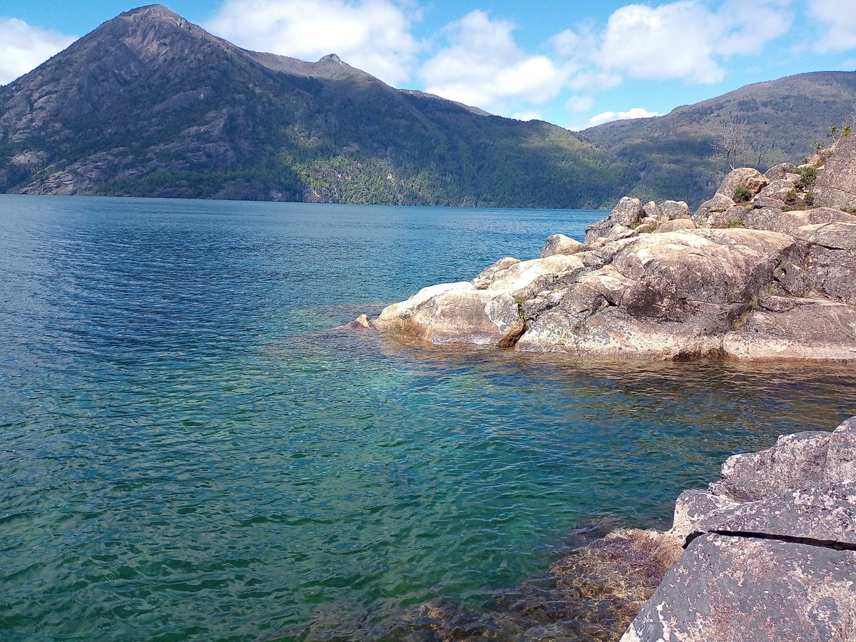martinbrocardo's tweet photo. #Yuco Playas 1, 2 y 3. Lago #Lacar 🏔️ #Patagonia 🇦🇷 https://t.co/81CenEjJ8i