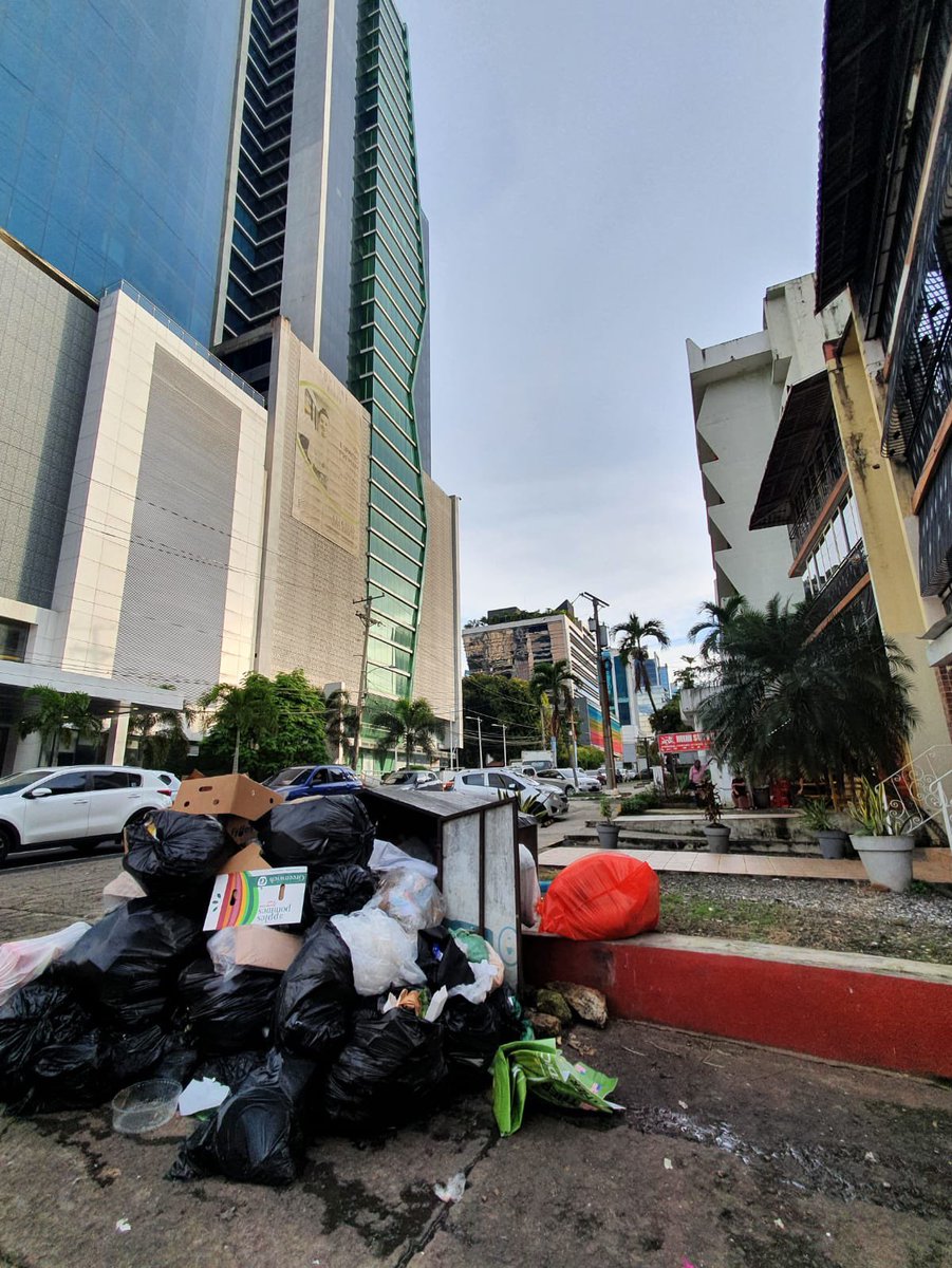 Denuncias_C3's tweet photo. Como esta la basura por todo Panamá y ellos haciendo politica… https://t.co/RecUJwMJiR