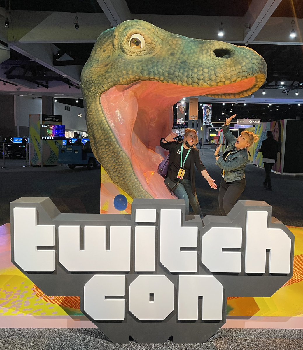Wth, who brings a lizard to a convention? #pogchamp #TwitchCon2022 #twitchcon