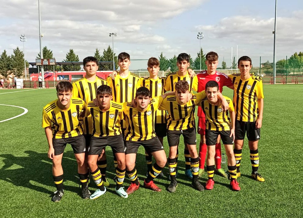 infolaurus's tweet photo. 1ª JUVENIL (J.2)| Buena e igualada primera parte de los nuestros (1-1) que finalmente cayeron derrotados (1-5) ante #cdaldeano que se coloca como líder en solitario del grupo.
⚽ Alberto
¡A seguir 💪! 💛🖤
#SomosCantera🐝
#SomosLaurus https://t.co/Eqon8Q0Egt