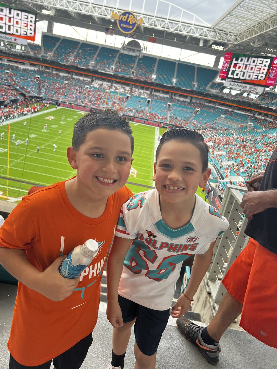 MariaAreas_'s tweet photo. 🙌🏼 @univmiami @CanesFootball @adidasfootball https://t.co/0rDgDsH2Dl