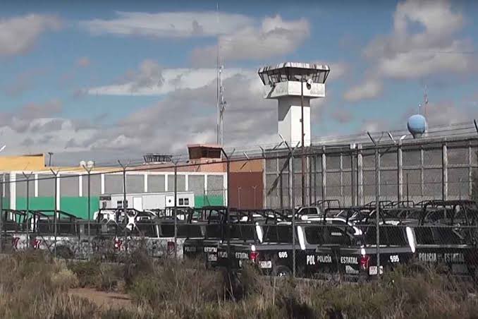 NotaZacatecas's tweet photo. #Entérate Medios reportan la fuga de al menos 10 reos del penal varonil ubicado en Cieneguillas. 

Se menciona el uso de “poncha llantas” y armas de fuego al momento del escape. 

Información en proceso. 

LNZ la información en un click 📲 https://t.co/hzbX65sS4W