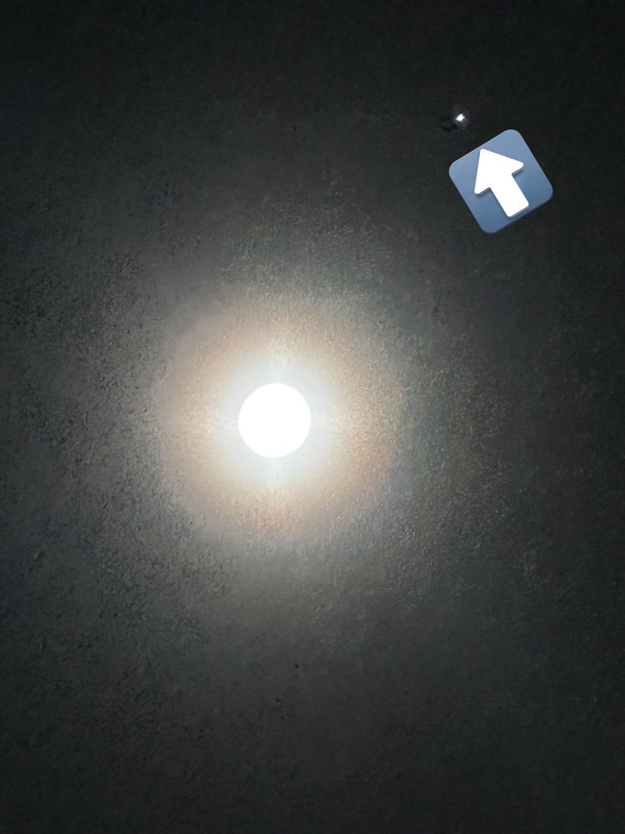 ScienceUcs's tweet photo. Tonight is definitely worth looking up at the sky! Jupiter is the light you see near the moon! https://t.co/KmthnlcjvN