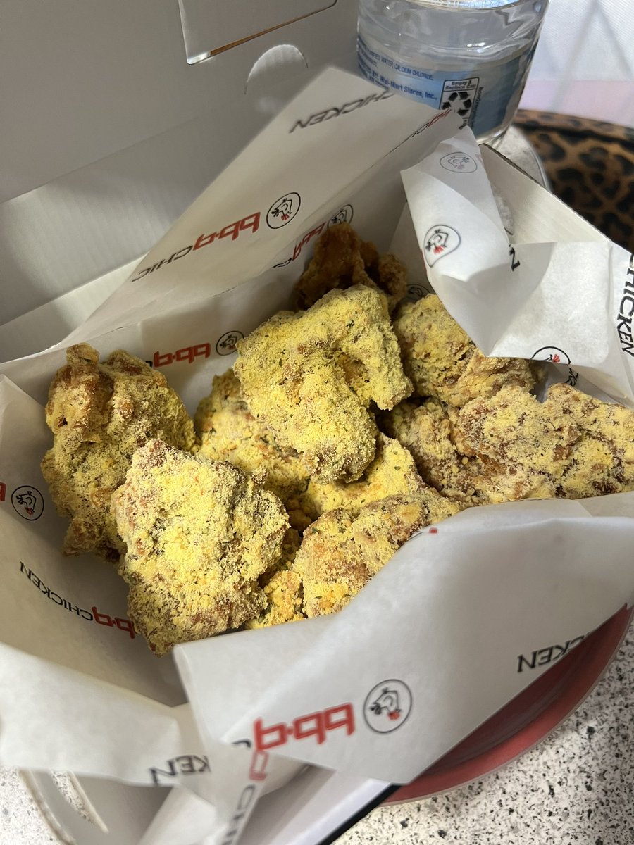 Korean-style boneless chicken wings minus the bones were seasoned to perfection, yum! 😋 Crispy crunchy and fresh, will definitely order again! 😊 

#chickenwings #sdeats #yum