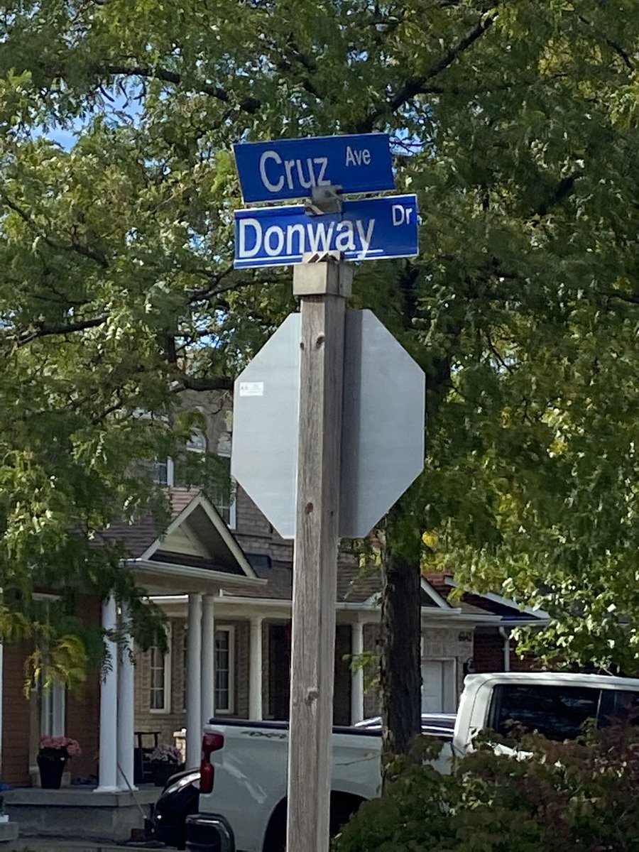 Ray_HABSUTD's tweet photo. @BonnieCrombie @citymississauga Hello, is there any chance, if it is a City issue, to have garbage: debris removed from the road side grass alongside the bottom end of Donway Drive (mavis/401 area) ? See attached images. Thanks https://t.co/grxytaVwgG