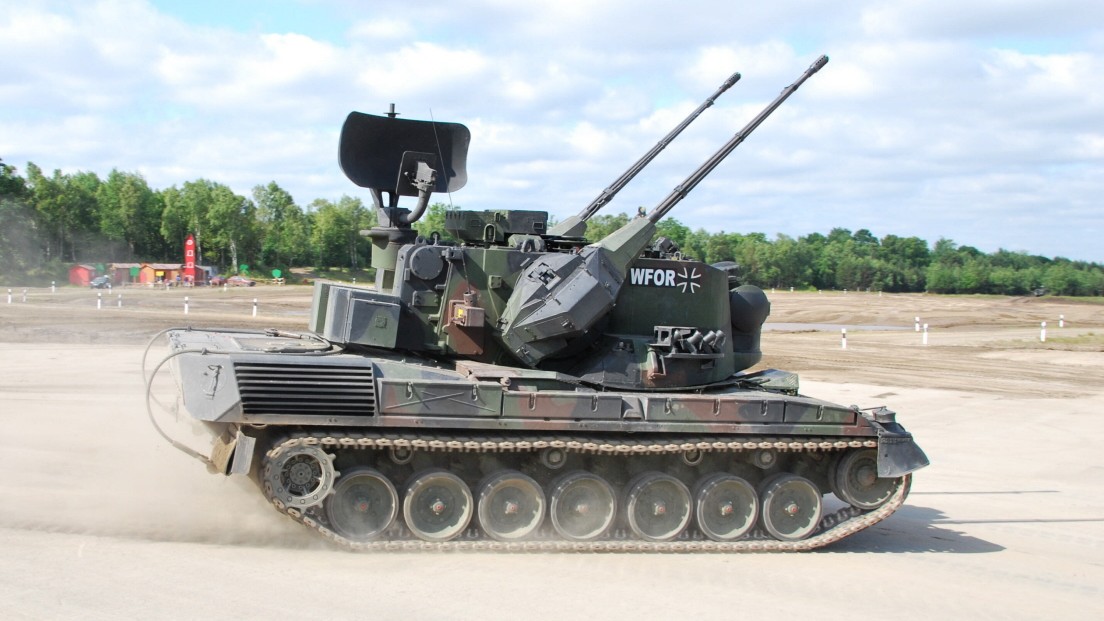 A video of a Ukrainian M777 crew firing Excalibur rounds from the same ...