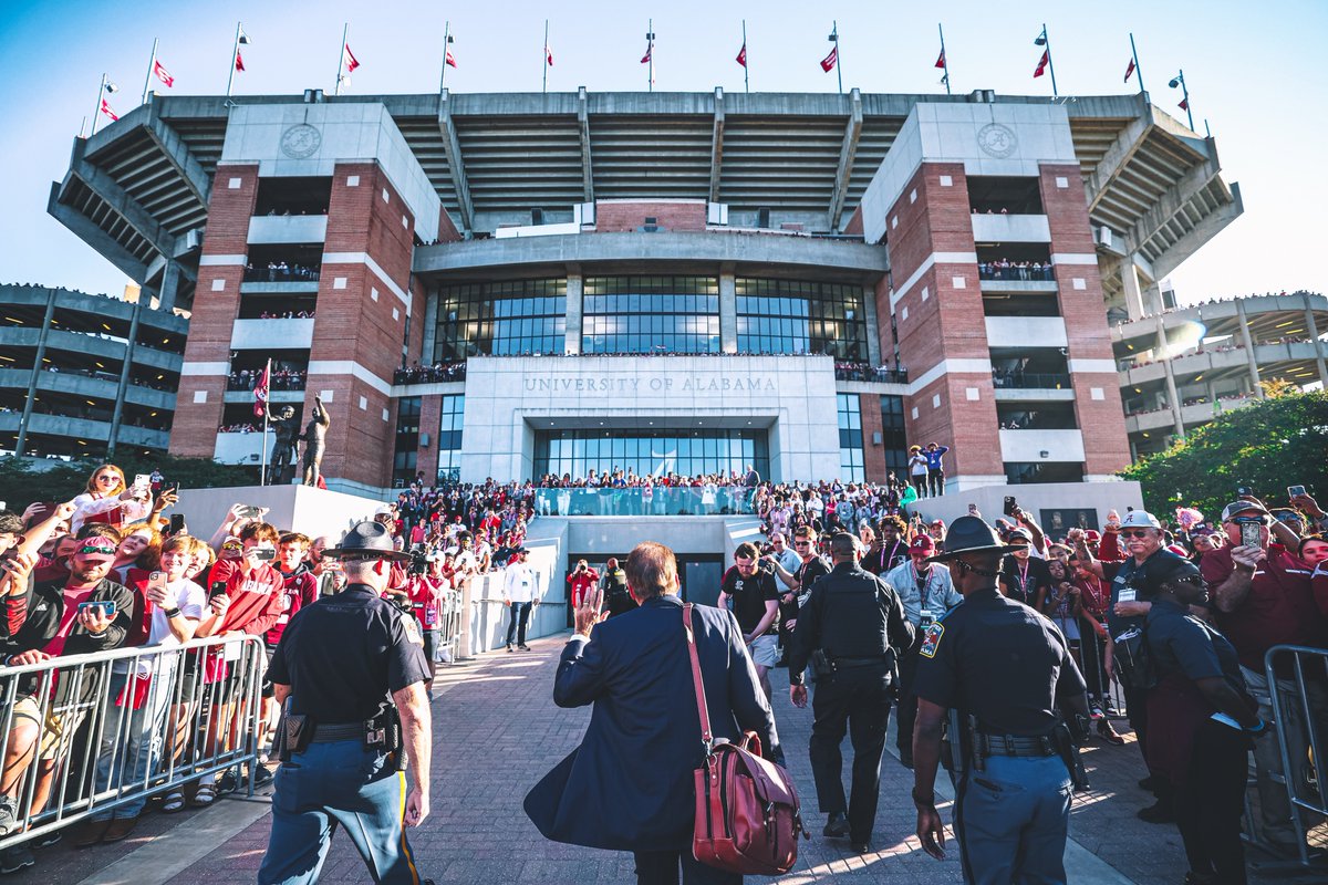 AlabamaFTBL's tweet photo. Walk of Champions! https://t.co/3WimIeUuoO