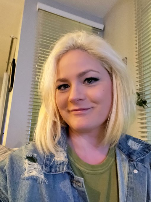 Selfie Saturday! 😘 https://t.co/wVWrCi08Ka
