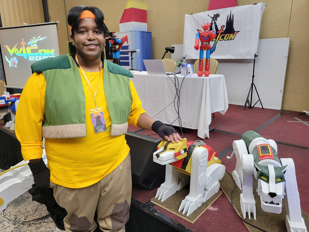 TheBigChef92's tweet photo. Hunk and his Yellow Lion at @VoltCon 2022 #voltron #voltronlegendarydefender #voltronlegendarydefendercosplay #hunkgarrett #hunkgarretcosplay https://t.co/Xk59kdZG5D