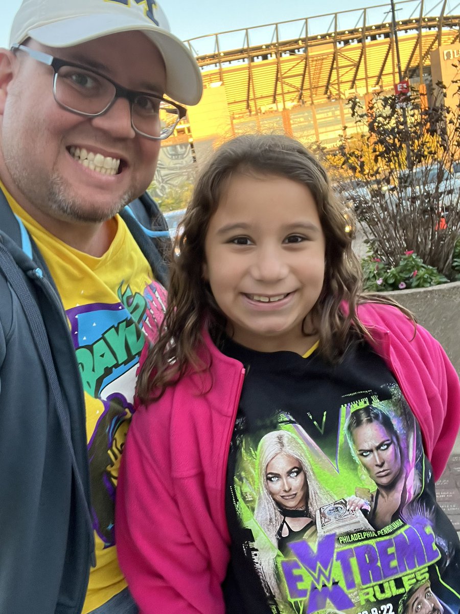 mpinto316's tweet photo. Juliette’s 1st WWE PPV!!! #ExtremeRules #bayleychampion #laddermatch @itsBayleyWWE https://t.co/XKVNNt9rdM
