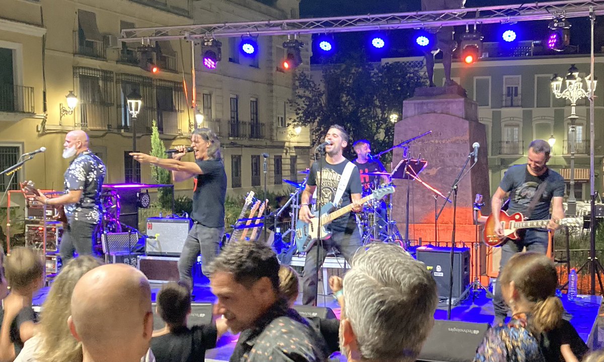 Dagarsanj's tweet photo. Y allí estuvimos, disfrutando de @HEISERROCKBAND en la Plaza San Andrés.

#Badajoz #CiudadEncendida #Concierto https://t.co/gnFd0jZR9v