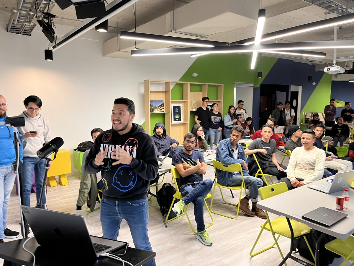 gndx's tweet photo. @nicobytes presentado sus aprendizajes en #SuperHappyDevHouse desde Bogotá 💚 

#SHDH 🚀 https://t.co/slc9slNEGK
