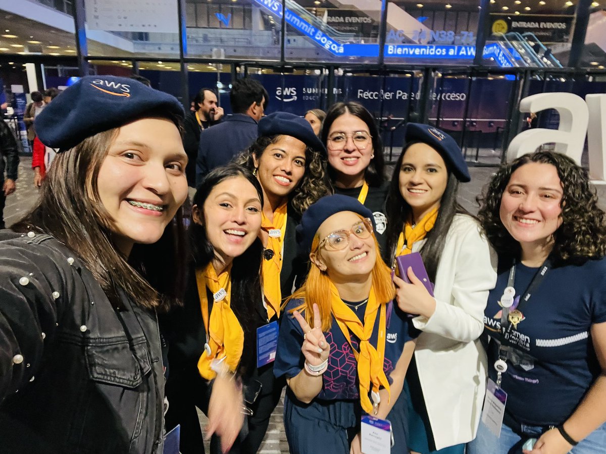 SaryLibreros's tweet image. Comunidad @awswomencol presente en el AWS Summit Bogotá ☁️

Un espacio lleno de alegrías, oportunidades, amigos y reencuentros. Lo repetiría mil veces más!!🚀✨

Gracias Comunidad🤍

#AmazonWebServices #aws #awssummit2022 #awssummitbogota #AWSWomenCol