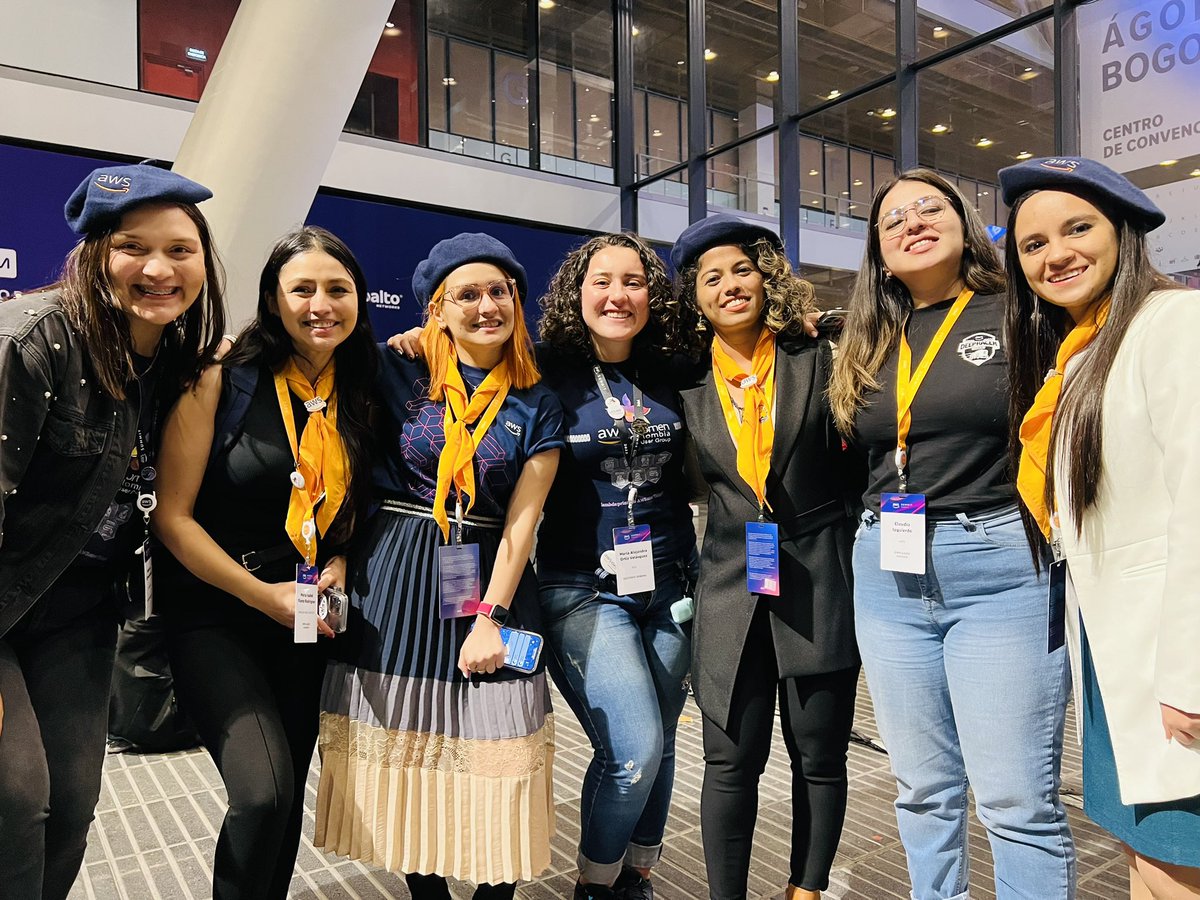 SaryLibreros's tweet image. Comunidad @awswomencol presente en el AWS Summit Bogotá ☁️

Un espacio lleno de alegrías, oportunidades, amigos y reencuentros. Lo repetiría mil veces más!!🚀✨

Gracias Comunidad🤍

#AmazonWebServices #aws #awssummit2022 #awssummitbogota #AWSWomenCol