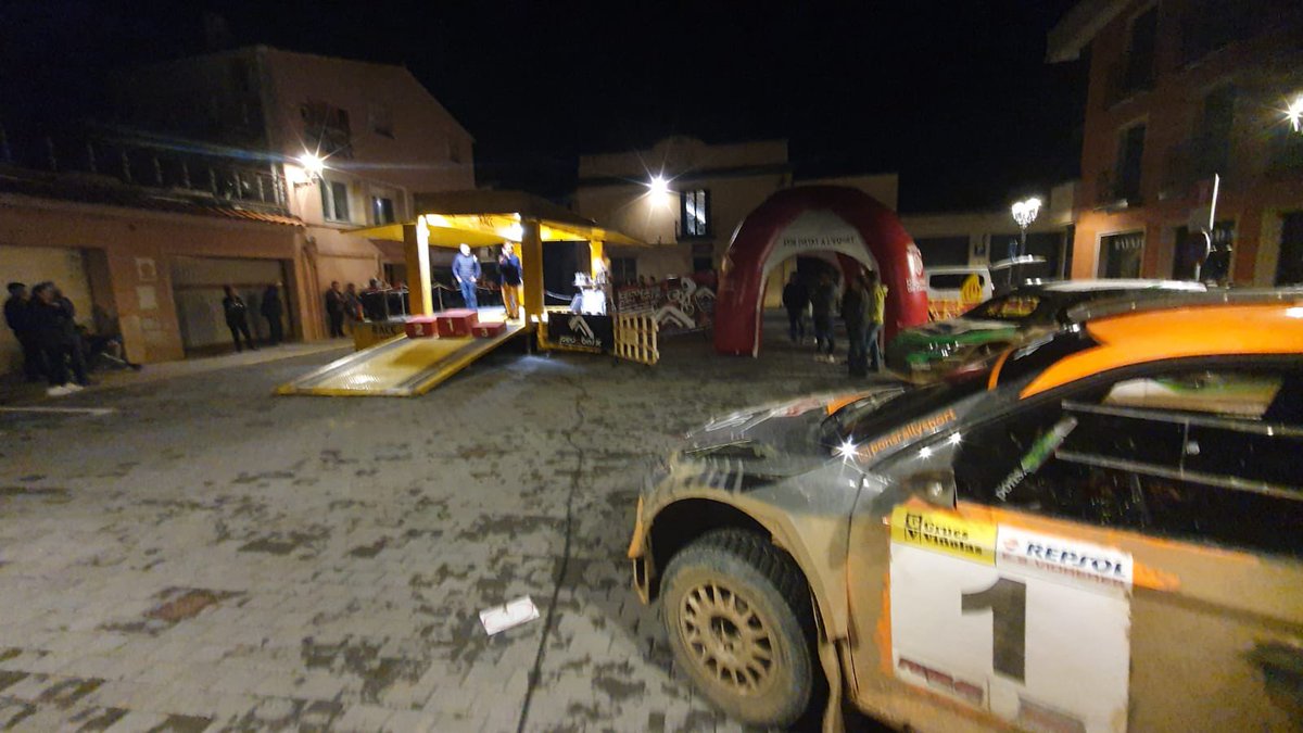 jordi_camps's tweet photo. 🏆 Entrega de premis del https://t.co/9pTVaT3b2G de terra de #vidreres
🌦 Tot i la #meteorologia unes 1000 persones han estat ens els diversos trams.
#motorsport #rally #peuabaix #racing #aneumassatibats #wrc #motor https://t.co/kVpDICcWmv