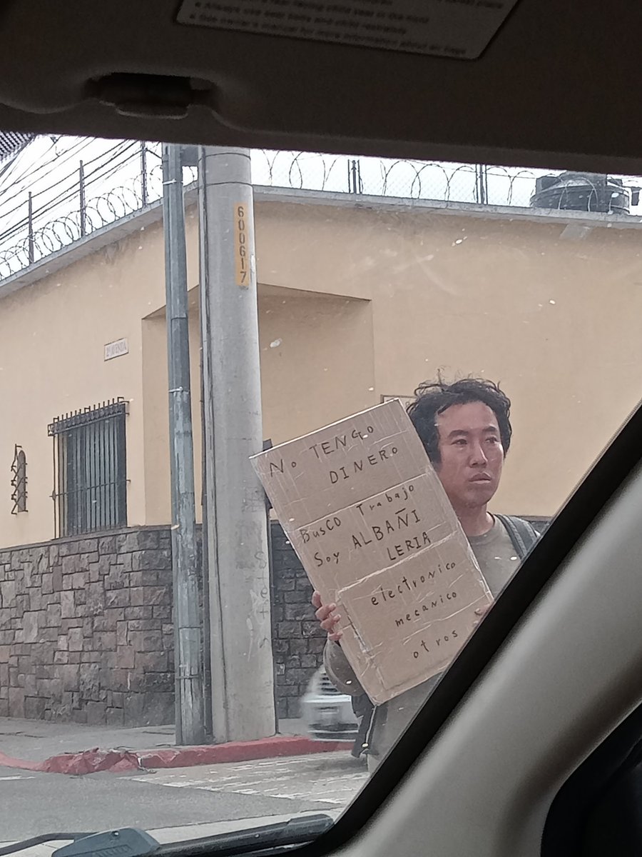 _rojilla's tweet photo. Holi amistades, les agradecería un rt.

Él está en la segunda avenida y 9na calle de la zona 1.

Lo he visto mil veces pero hasta ahora pude tomarle foto.
**Creo que el chavo no es de acá, btw. https://t.co/nxvDIMBtqG