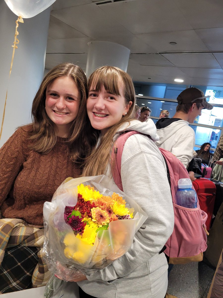 VJAGermany's tweet photo. They're here, they're here!   Willkommen to our 16 German Exchange Students and their 2 teachers!! @VJAGermanClub @AndrewHS_d230 https://t.co/Us1yibLwHp