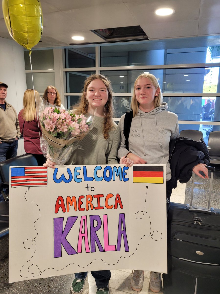 VJAGermany's tweet photo. They're here, they're here!   Willkommen to our 16 German Exchange Students and their 2 teachers!! @VJAGermanClub @AndrewHS_d230 https://t.co/Us1yibLwHp