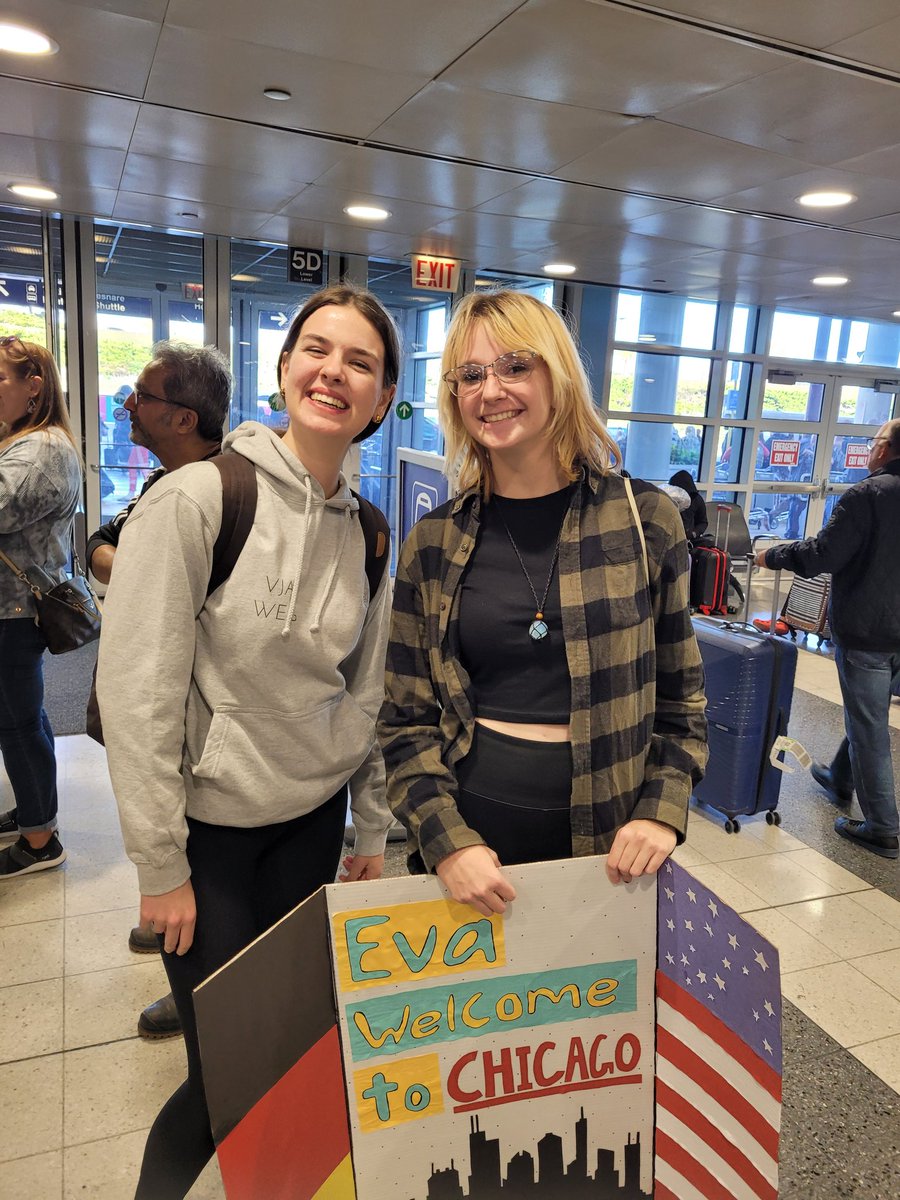 VJAGermany's tweet photo. They're here, they're here!   Willkommen to our 16 German Exchange Students and their 2 teachers!! @VJAGermanClub @AndrewHS_d230 https://t.co/Us1yibLwHp