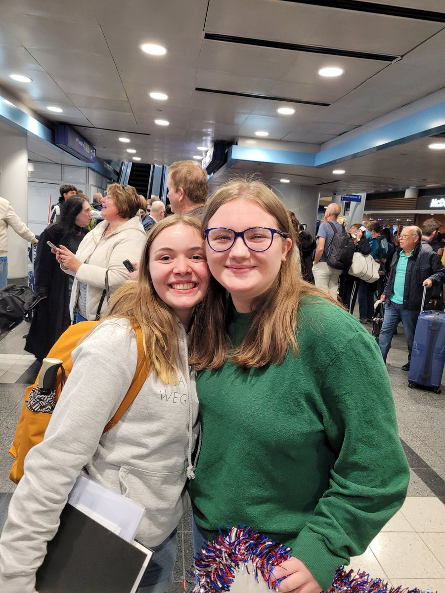 VJAGermany's tweet photo. They're here, they're here!   Willkommen to our 16 German Exchange Students and their 2 teachers!! @VJAGermanClub @AndrewHS_d230 https://t.co/Us1yibLwHp