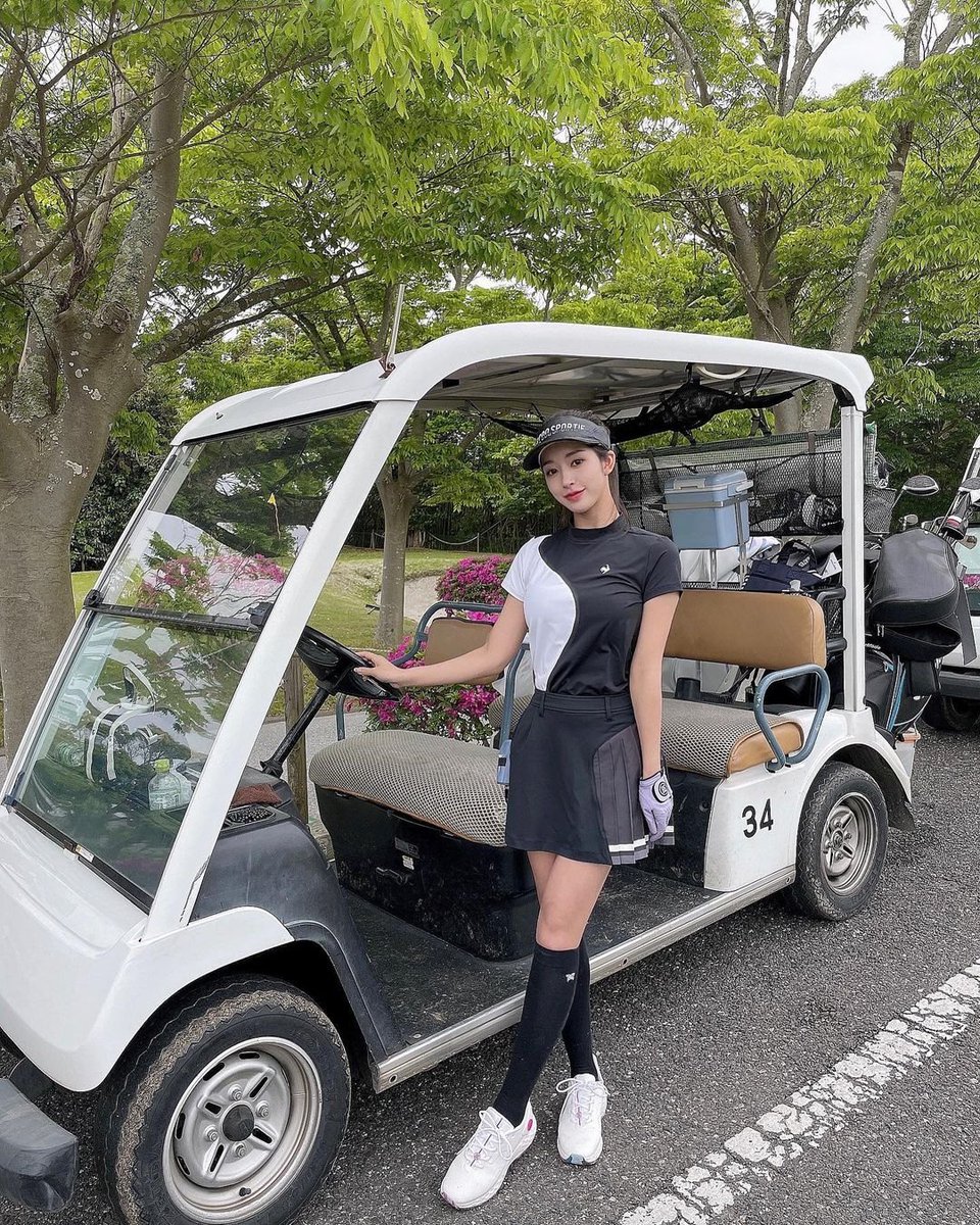 Spring4718's tweet image. I went there looking for a different brand, but fell in love with the skirt at first sight and ended up buying a complete set ♡︎
The visor is made of leather and looks stylish, and the bi-color line of the top makes your body look slimmer 🤟🏽!