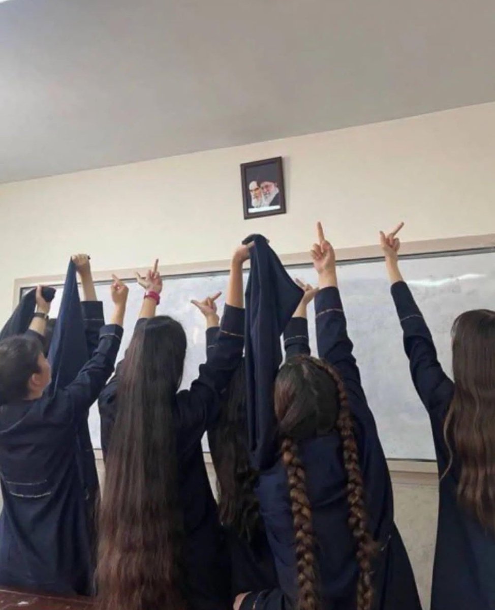 Ya me harté de tanto racismo disfrazado de solidaridad a los levantamientos en Irán, así que me he armado un hilo para dejar en claro algunas cosas que están pasando.

Por favor difundan para poder reducir un poquito la desinformación racista patriarcal colonizadora:

🧵