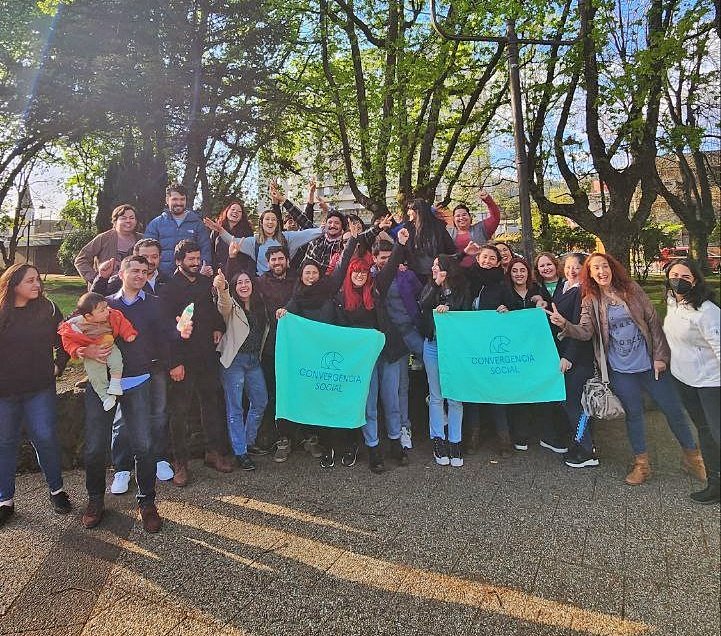 diego_ibanezc's tweet photo. Estamos en #Temuco y #Villarrica donde el desafío de @la_convergencia es enraizar y sumar militancia, a tan solo un añito de su legalización como partido. Trabajar en los barrios, paso a pasito! Ahora nos vamos a #Concepción junto a @conirifo @Amandalunav y @Simon_Ramirez ✊️🌱 https://t.co/IZ29aa0n8P