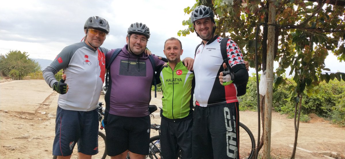 richardcoskun's tweet photo. Bağ bozumu etkinliği. 🚵🏼‍♂️

📷: 08: Cumartesi / 2022

#BisikletAşkına #Bisiklet #BisikletTuru #BikeTour #Sonbahar #TravelerAdventurous #Adventurous #BisikletliUlaşım #Gezgin https://t.co/XO65ReI25T