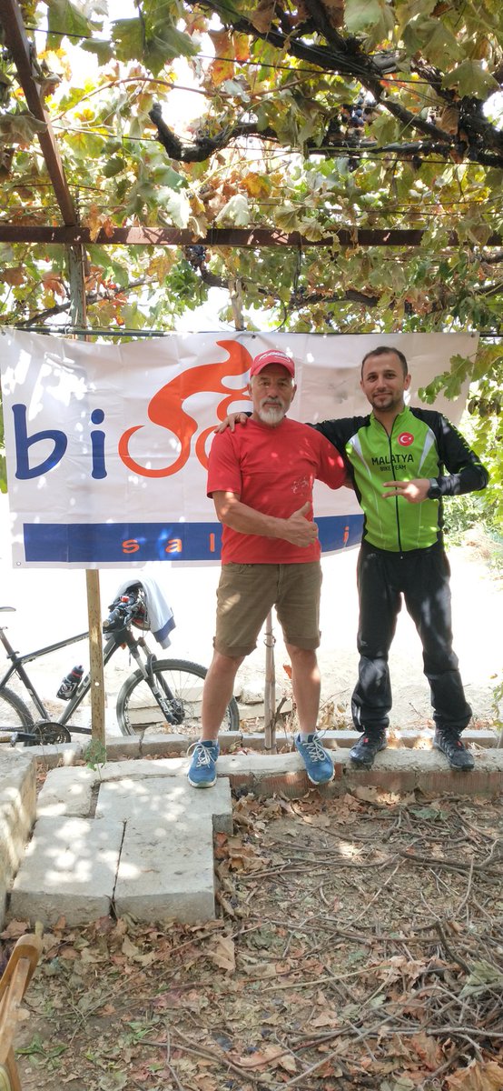 richardcoskun's tweet photo. Bağ bozumu etkinliği. 🚵🏼‍♂️

📷: 08: Cumartesi / 2022

#BisikletAşkına #Bisiklet #BisikletTuru #BikeTour #Sonbahar #TravelerAdventurous #Adventurous #BisikletliUlaşım #Gezgin https://t.co/XO65ReI25T