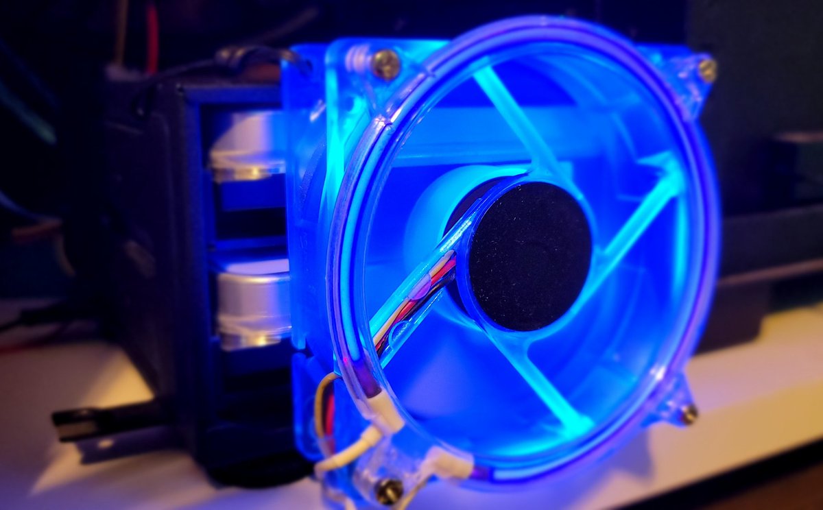 FiendStudios's tweet photo. 3 more #Seagate 18TiB #HDDs are going in the #Chia #Plotter tonight. It took 6 minutes from breaking the seal to starting the first #Plot. This should put @RPO_Crypto and I around 610TiB total #Netspace.
#Decentralized #Renewable #Energy #PassiveIncome https://t.co/VPmIXV8ulA