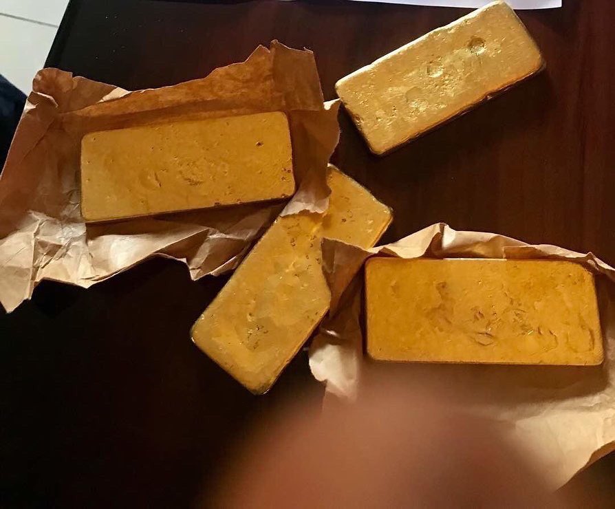 Bulk 23 karat gold bars and raw diamonds . #gold #ElonMusk #Bitcoin #usdt #Diamond #preciousmetals #btc #puregold #buygold #bullion #stacking #Spaces #investment #health #wifi #FYP #fypシ #tweet #Trending #fox #news