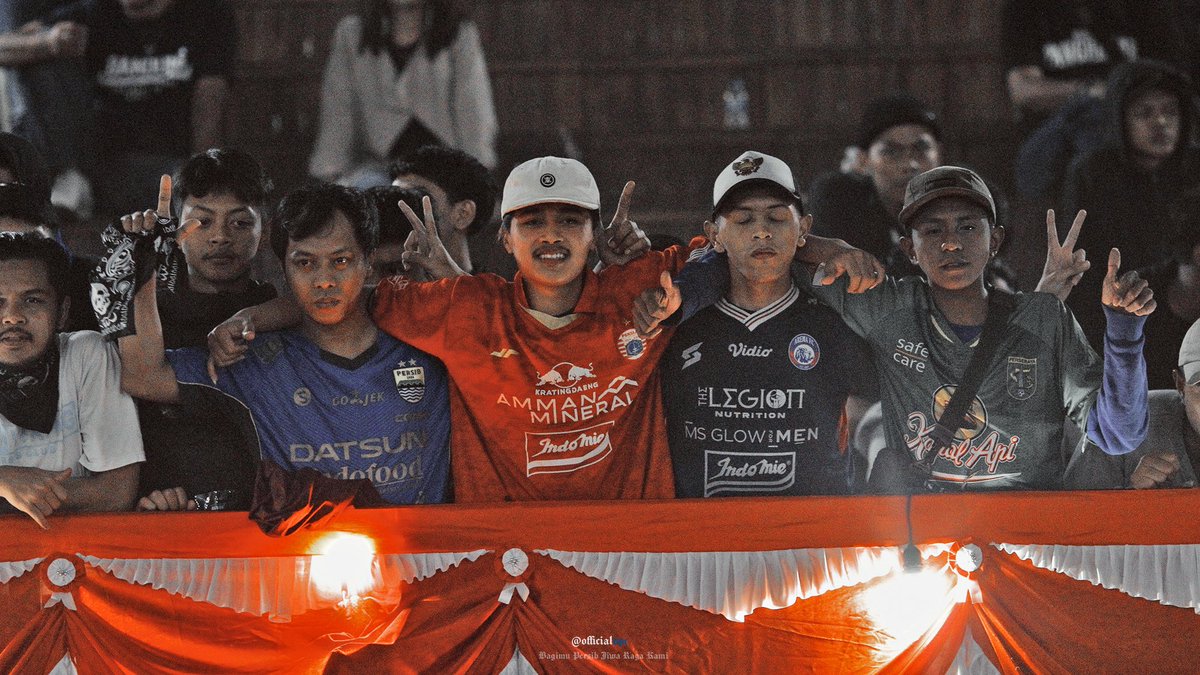 Dari kami untuk Malang,
“Biarkan mengalir seperti air, nanti bertemu muaranya.”

💙🧡💙💚

#UsurTuntasTragediKanjuruhan
#JusticeForKanjuruhanDisaster